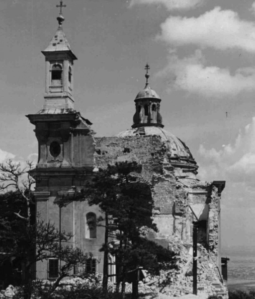 Die im zweiten Weltkrieg beschädigte Kirche am Leopoldsberg